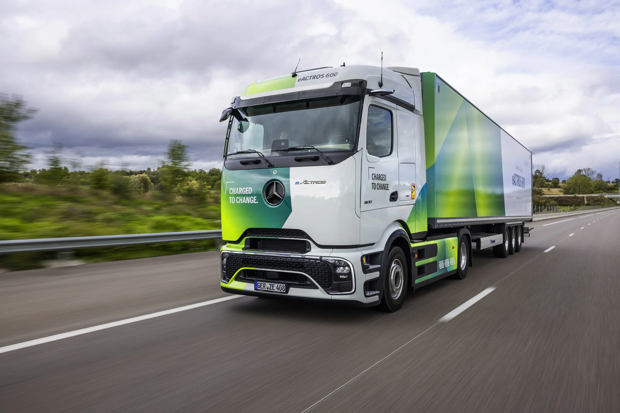 Mercedes-Benz eActros 600 battery-electric truck driving on a motorway